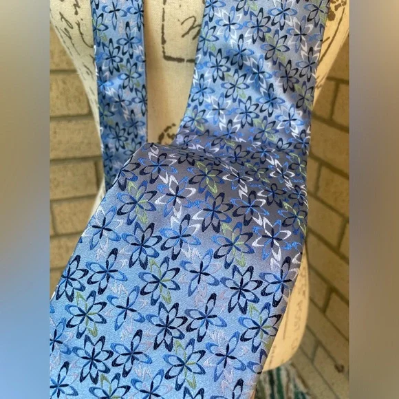 Jhane Barnes 100% Silk Blue Floral Botanical Starburst Geometric Pattern Tie - Picture 12 of 17